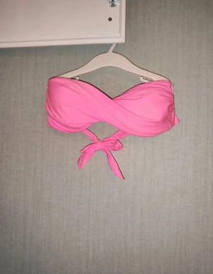 Rosa bikinitop - Säljer för det är för stor, annars inga defekter