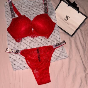 Victoria’s secret bombshell set - Victoria secret bombshell Bh. En röd sexig Victoria secret Bh. Den är aldrig använda, har plasten och originalförpackningen kvar. Bh-n är i storlek 75B. TROSORNA INGÅR EJ! Bh-n är i super push up/ major push up. För mer bilder skriv och pris kan diskuteras. 