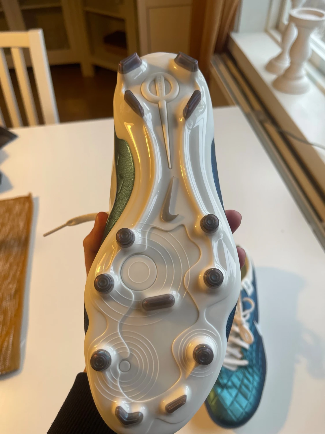 Detta är en fotbollssko av modellen Nike Tiempo Legend 10 Elite FG i en blå/grön iriserande färgvariant. - 2