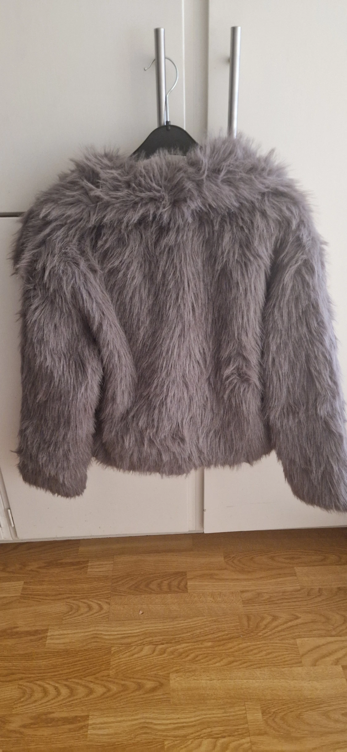 Grå pälsjacka från Design by Amor - 1