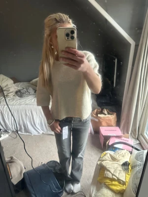 Grå bootcut jeans från b. denim - Snygga grå jeans från Gina, i storlek 34, jätte fint skick aldrig använda, köpta för 600❤️