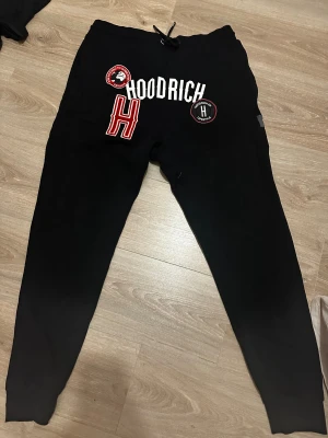Svarta Hoodrich mjukisbyxor - Svarta mjukisbyxor från Hoodrich. Jag har egentligen storlek S men jag råkade köpa fel storlek, alltså strl L, jag har använt dom o jag tycker dom sitter skönt fast dom är lite stora. 