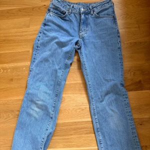 Never Denim ljusblå low straight jeans - Ljusblå jeans från Never Denim by Bik Bok med låg midja och raka ben. 