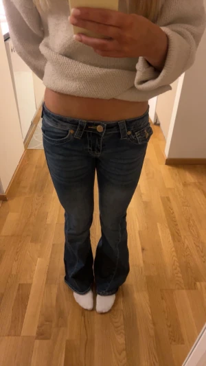 Low rise flare true religion  - Skitsnygga blåa jeans ifrån true religion. Dom är använda fåtal gånger. Modelllen heter low rise flare. Det är storlek 24. Innerbenslängden är 77cm och midjemåttet är 37cm. 