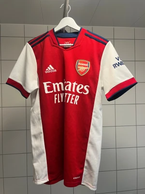 Arsenal fotbollströja - Äkta Arsenal fotbolsltröja köpt på adidas för flera år sedan. Äkta med andra ord. Inget namn på ryggen. Köp sker via ”köp nu” funktionen :) 