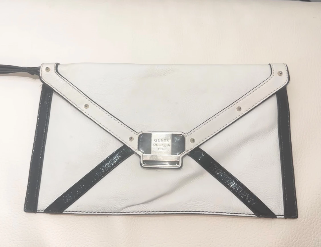 Vit och svart kuvertväska från Guess