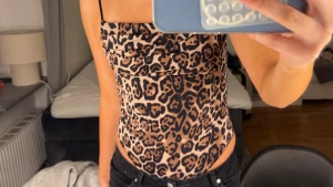 Leopardmönstrad linnetopp från Zara - Säljer en snygg leopardmönstrad linnetopp från Zara med tunna axelband och croppad passform. Toppen har en beige och brun bas med svarta leopardfläckar och ett lätt draperat tyg framtill. Perfekt för dig som vill sticka ut med ett djurmönster.