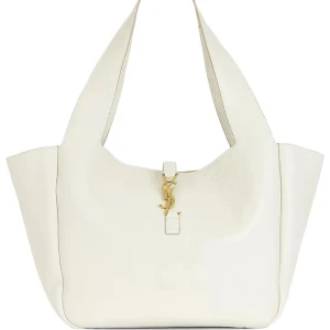 Vit axelväska från Saint Laurent - Snygg och stilren vit axelväska från Saint Laurent med guldigt YSL-emblem framtill. Väskan har breda axelremmar och är tillverkad i exklusivt skinn. Perfekt för dig som vill ha en lyxig och rymlig väska med ikonisk design.