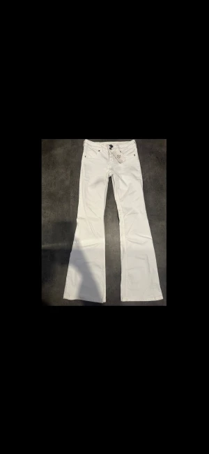low waist bootcut - Helt ny med prislapp, säljs inte längre!! Super snygga på.