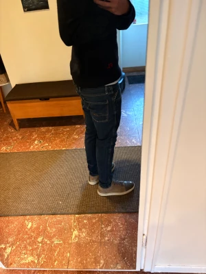 Mörkblåa Repaly Jeans - Tja säljer dessa feta archive/ grisch replay jeansen storlek 45 cm i midjan 96 cm i längden Priset kan negotieras