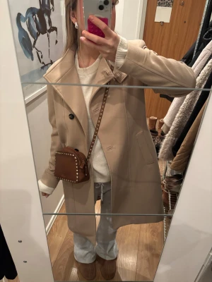 Beige kappa från J.Lindeberg - jättefin kappa från j.lindeberg som aldrig blivit använd..🥹🥹nypris var 3000 så hade gärna velat runt priset jag satt