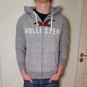 Hollister Hoodie Dragkedja Vintage - Grå Hollister Hoodie Dragkedja Vintage - Pris: 449 kr - Storlek: S - Fin och väl omhändertaget plagg - Först till Kvarn! 