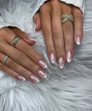 Mockberg ringar - Säljer tre snygga ringar i olika stilar – en bred guldig ring med räfflad design, en tunn silverring med gnistrande stenar och en chunky guldfärgad ring med glittriga stenar. Perfekta för att mixa och matcha för en trendig look. Mina favorit ringar men tyvärr kan jag inte använda dom längre… dom är frön mockberg och är vattentåliga, 600 styck och nypris på dom är mellan 800-1000kr