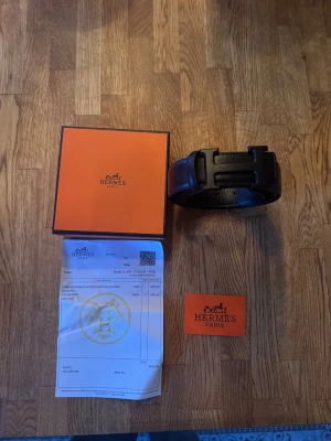 Herme’s hel svart - Säljer denna lyxiga herme’s skärp som aldrig har använts tidigare. Den är i storlek 115 och allt som är med i bild följer med skärpen. Priset kan även diskuteras via snabb affär!!