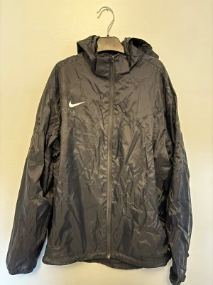Nike regnjacka - Svart vindjacka från Nike. Storlek XL för barn (S vuxen)