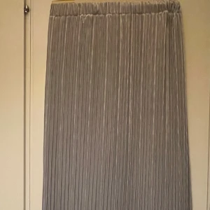 *NY*Silverfärgad plisserad midikjol Winston & Elle stl 40/42 - Ny med lapp. Snygg plisserad midikjol från Winston & Elle i en glansig silverfärg. Kjolen har ett elastiskt midjeband och ett skirt, böljande tyg som ger coola vibes, fodrad. Perfekt för dig som vill sticka ut med en metallic look och gillar trendiga detaljer. Står onesize men uppskattar att den sitter bäst på stl 40/42. Nypris: 349 sek, Pris nu: 80 sek 