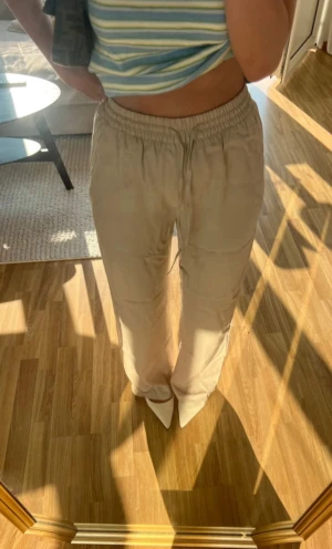 Beiga linnebyxor från Zara med snörning - Oanvänd med lapp kvar