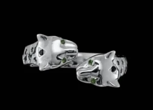 Maria Nilsdotter  - Skit snygg ring från Maria Nilsdotter säljs inte längre🖤justerbar så passar alla, silver med gröna diamant stenar. Box medföljer 