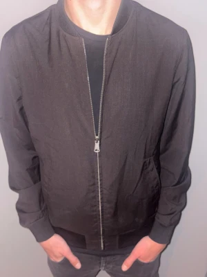 Svart J.Lindeberg jacka - Svart J.Lindeberg jacka i storleken S. Utmärkt skick. Hör av er i dm för mer info och bilder. Pris kan diskuteras. Äkthetsbevis ges även ut i dm!