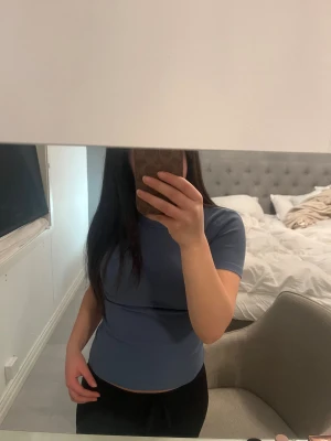 Blå ribbad kortärmad topp - Säljer en blå ribbad topp med korta ärmar och tight passform, använd fåtal gånger och inga defekter!