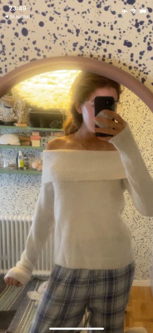 Offshoulder vit/beige stickad tröja - Superfin offshoulder stickad tröja i vit/beige färg med bred ribbad kant upptill och vid ärmslut. Mjuk och skön, perfekt för dig som gillar en clean och stilren look. Långärmad och sitter snyggt på axlarna. Fråga gärna om mått eller fler bilder!