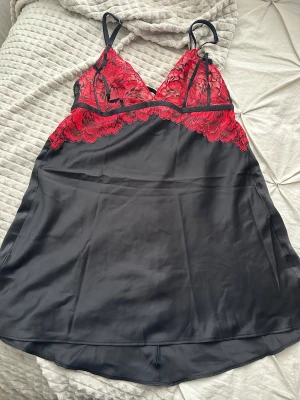 Spets & satin sovklänning  - Sovklänning. Använd fåtal gånger. Märke: vet ej. Storlek S.