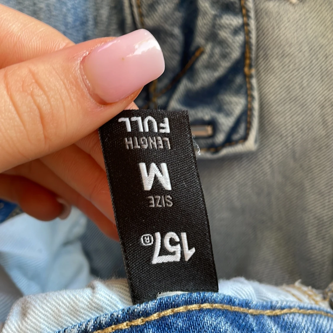 Blå bootcut jeans med broderade fickor - 4