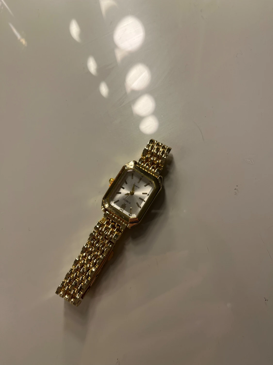 Guldfärgad fyrkantig klocka  - 6