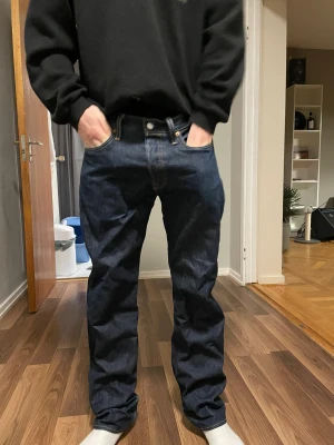 Levi's 501 150th mörkblå jeans 32/32 - Säljer ett par Levi's 501 150th edition jeans i mörkblå tvätt. W32 L32. Använda några gånger, så jättefint skick. 
