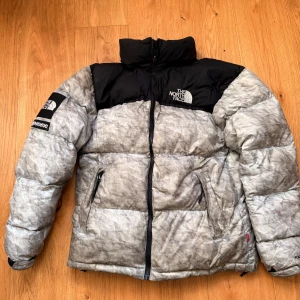 Dunjacka  - Använd två vintrar, visst slitage visas på bilder. Annars i mycket fint skick.