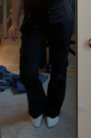 Lågmidjade kostymbyxor - petite - Snygga svarta kostymbyxor som passar till allt. De är knappt använda och är i jätte bra skick. Jag säljer då de är för stora i midjan💞                                                  Eftersom att de är petit passar de mig som är 157cm perfekt i längden😊