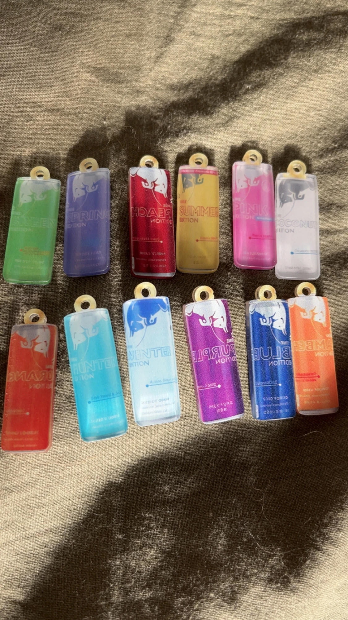 Färgglada Monster & Red Bull berlockhängen - 2