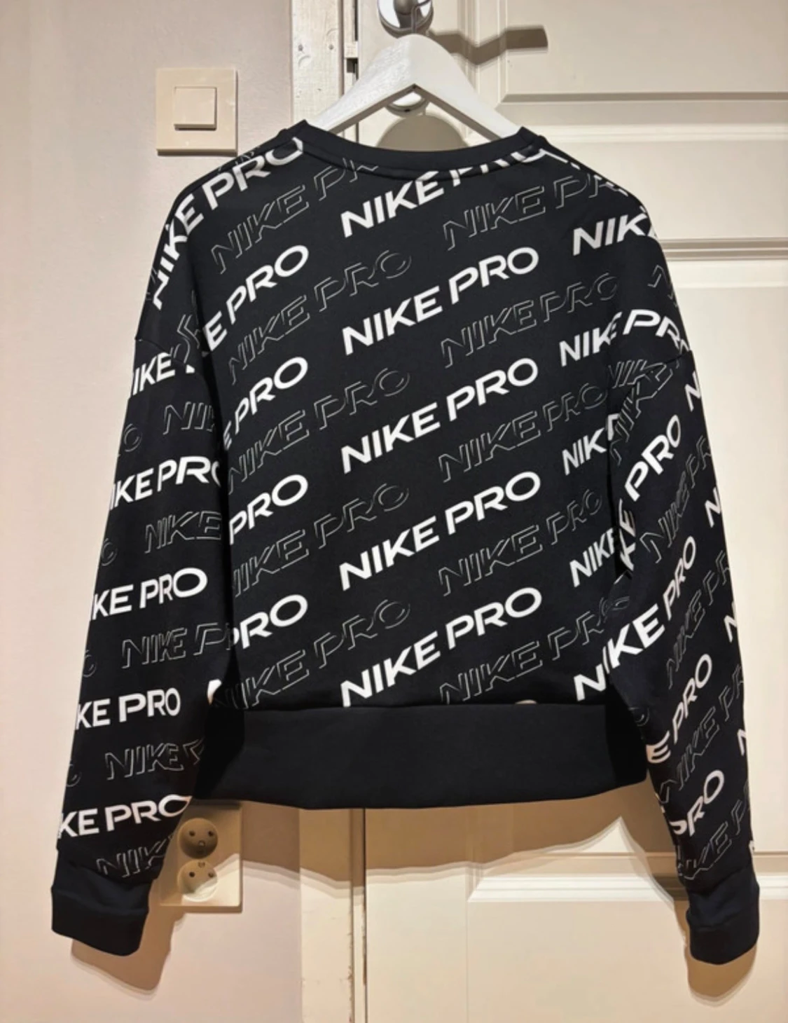 Nike Pro svart sweatshirt med logga - 1