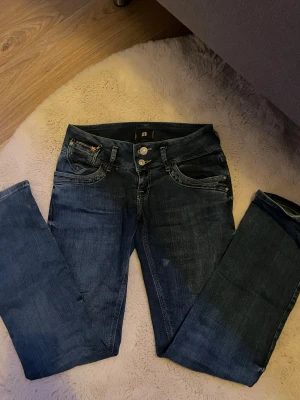 Jeans LTB JONQUIL - Jag säljer mina mellan blå ltb jeans i storlek 26/30. Modellen är jonquil. Passformen är lite mer slim än bootcut.