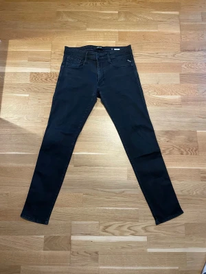 Replay Anbass slim fit - Replay Anbass slim fit. Mycket bra skick!          Storlek: W33 L32.                                                 Pris:399✅