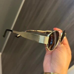 Guldiga solglasögon från Stockh LM Studio - Snygga solglasögon från Stockh LM Studio🤍 Guldiga med mörk brunt glas 