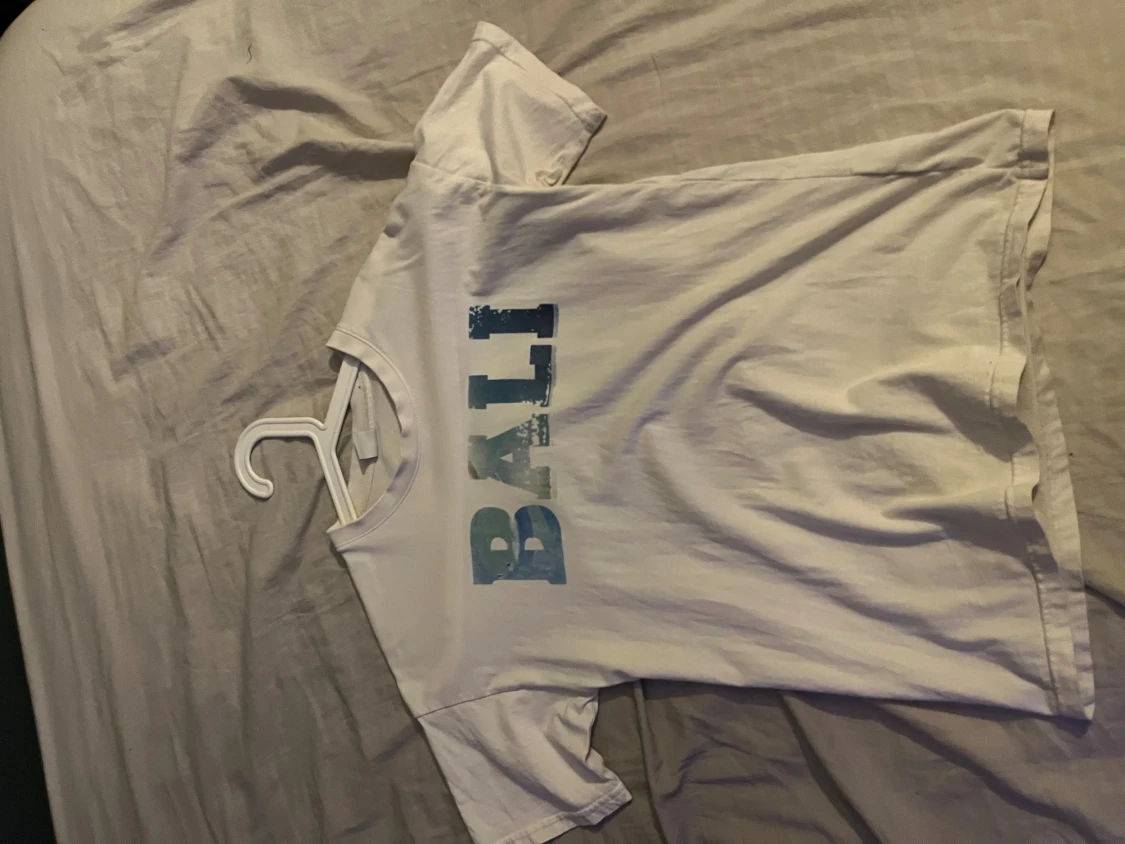 Vit t-shirt med Bali och Surfer-tryck