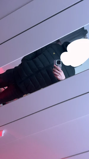 Svart pufferjacka Lyle & Scott L - Svart pufferjacka från Lyle & Scott med huva och dragkedja framtill. Jackan har det klassiska Lyle & Scott-loggan i gult på bröstet och quiltad design. Perfekt för kalla dagar och riktigt snygg till streetwear-stilen.