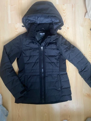 Svart figursydd vinterjacka  - Använts en del men har inga tecken på det. Passar även som en skidjacka, finns ficka för liftkort. Är från 8848 i storlek 150