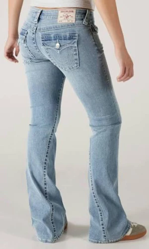 True Religion ljusblå bootcut jeans - Lågmidjade true religion jeans i modellen joey, storlek W25. De är dock avklippta och passar någon som är runt 150-155 cm lång. Inga skador!