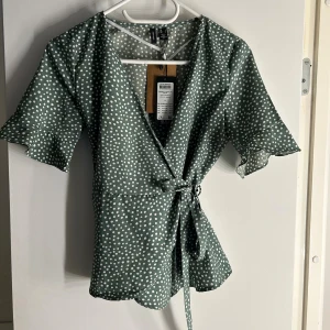 Prickig blus - Grön prickig knytblus från Vero moda. Ny med prislapp kvar. Originalpris 280kr. 💗💗