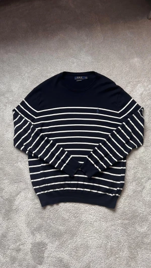 Randig tröja | Polo Ralph Lauren - Snygg marinblå tröja från Polo Ralph Lauren i mjuk pima bomull. Sjukt trevlig bara att jag tröttnat på den. Bara att ställa frågor 🤝