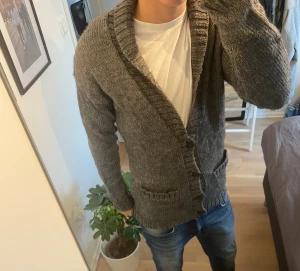 Stickad cardigan - Tvär fet! | Inga defekter! | Modell: 185cm