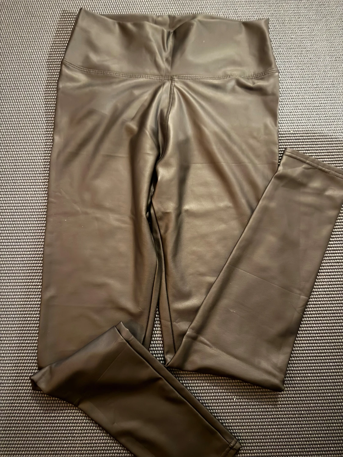 Svarta höga leggings i skinnimitation