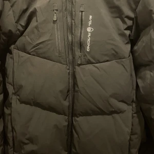 Sailracing jacka tjejmodell stl 170 - Sailracing jacka, tjej modellen. Använd en vinter. Hittar ej kvitto. Köpt hos kidsbrandstore. Storlek 170 vilket motsvarar S. Köpt för 3000kr säljs för 1400kr