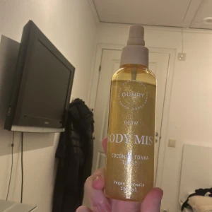 Body mist  - Glitter body mist köpte den på ullared men har inte andvänd den så mycket så säljer den ba för de den luktar gott.