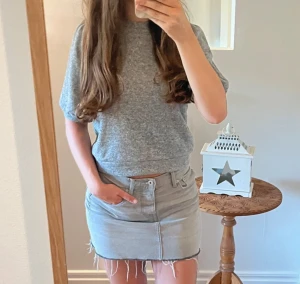 Stickad topp - Säljer en ljusgrå stickad topp