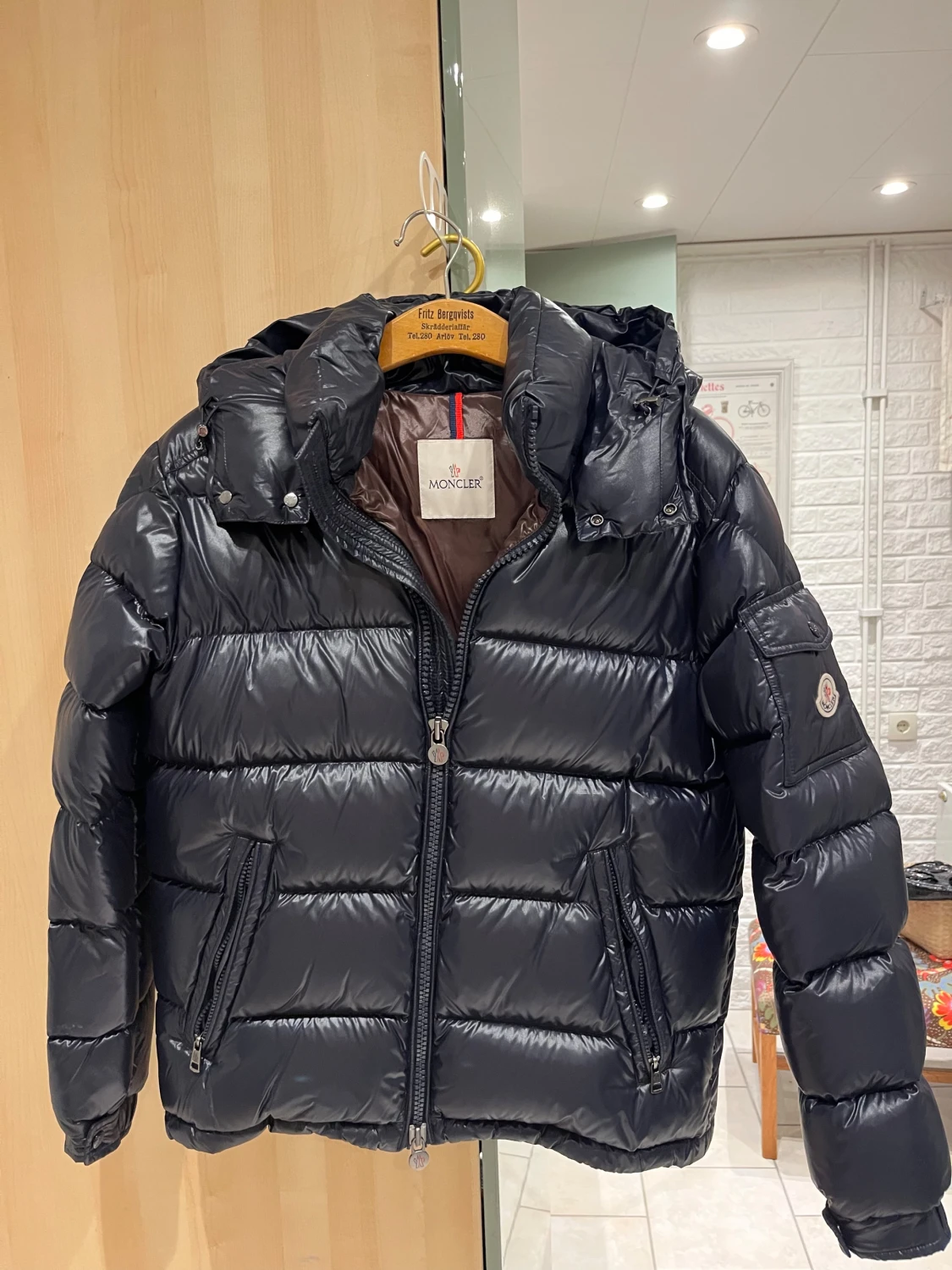 Marin blå Moncler pufferjacka med huva