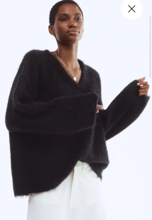 Stickad tröja  - Superfin v-ringad stickad tröja från H&M perfekt nu till vintern i mohairmix, helt oanvänd med lappen kvar!! Helt slutsåld på hemsidan 🥰originalpris 799, iom lappen kvar därför ej så mycket sänkning i priset