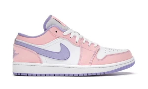 Nike Air Jordan 1 Low Pastel Rosa/Lila - Säljer ett par Nike Air Jordan 1 Low i en riktigt snygg färgkombo med pastellrosa, lila och vitt. Skorna har klassisk snörning, perforerad tå och ikonisk Air Jordan-logga på hälen. Ovandelen är i skinn och syntet, med lila swoosh och detaljer.